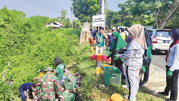 PEDULI: Komunitas Inisiatif Bangkalan bersama sejumlah komunitas dan masyarakat melakukan gerakan pungut sampah di sekitar Jembatan Serpang, Bangkalan, Minggu (26/5). (M. KHOLIL RAMLI/JPRM)