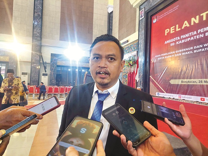 BERI KETERANGAN: Komisioner KPU Bangkalan Sairil Munir saat diwawancarai awak media usai melantik PPS Pilkada 2024 di Gedung Serbaguna Rato Ebuh Minggu (26/5). (ZEINAL ABIDIN/JPRM)