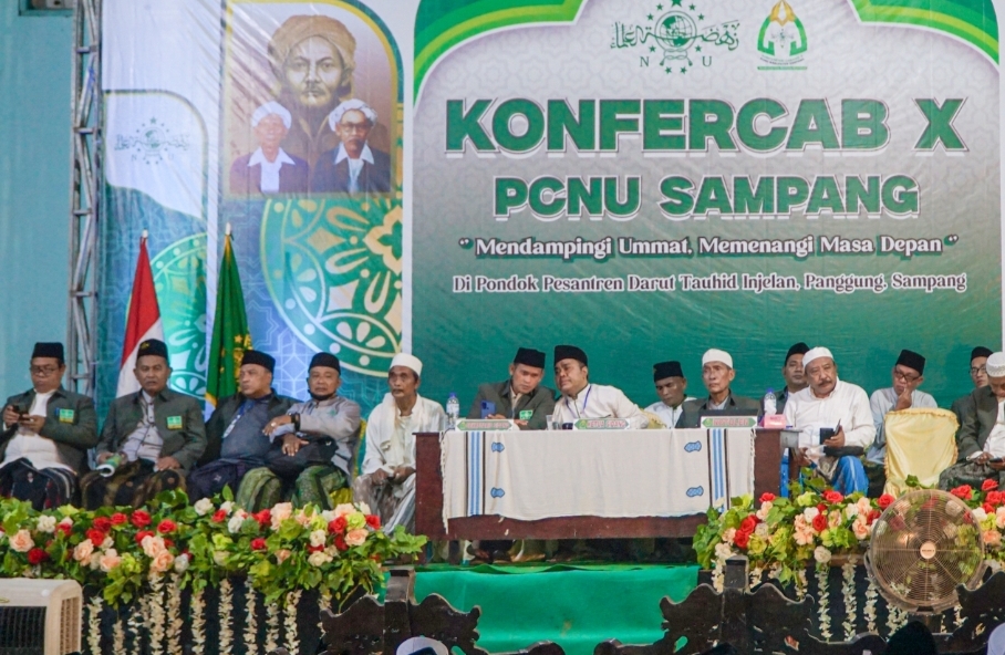 KHIDMAT: Proses demisioner pengurus PCNU Sampang saat Konfercab X di Ponpes Darut Tauhid, Injelan, Panggung, Sampang