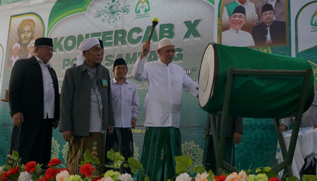SIMBOLIS: Perwakilan Rois Syuriyah PBNU KH. Imam Buhori Holil didampingi pengurus PWNU Jawa Timur dan Rois Syuriyah PCNU Sampang memukul beduk pertanda Konfercab X dimulai pada Sabtu (25/5).