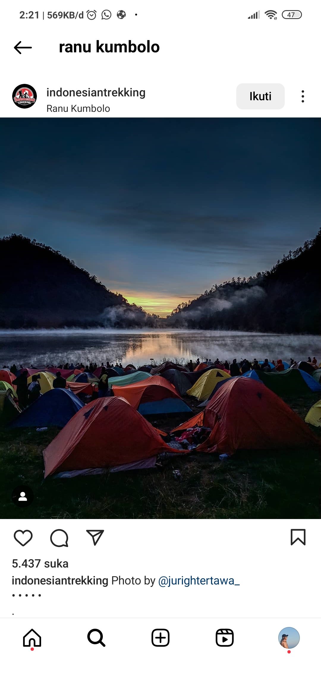 Pengunjung  sedang berkemah di Ranu Kumbolo