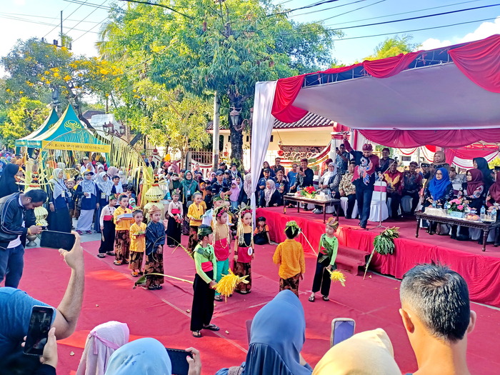 JADI PERHATIAN: Ribuan warga menyaksikan festival tan-pangantanan di depan rumdin bupati Sumenep, Kelurahan Pajagalan, Kecamatan Kota, Sabtu (25/5). (MOH IQBAL/JPRM)