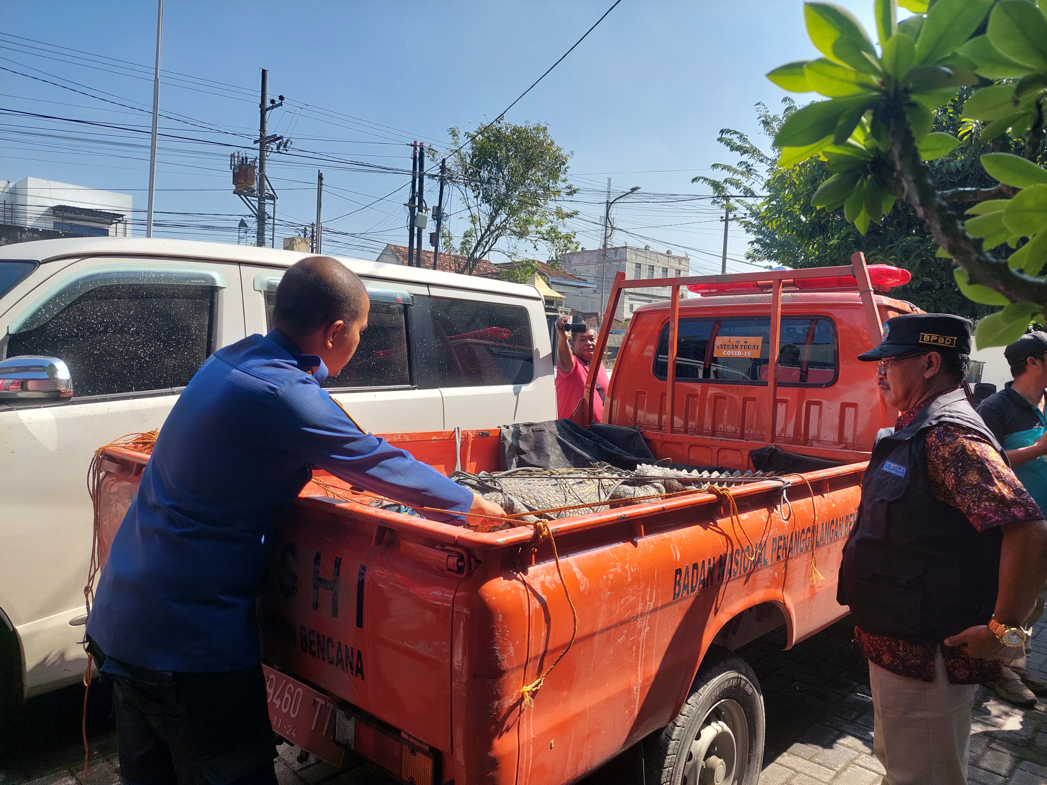 KEKURANGAN SDM: Anggota pemadam kebakaran (damkar) Satuan Polisi Pamong Praja (Satpol PP) Bangkalan tengah bertugas, Kamis (16/5). (ZEINAL ABIDIN/JPRM)