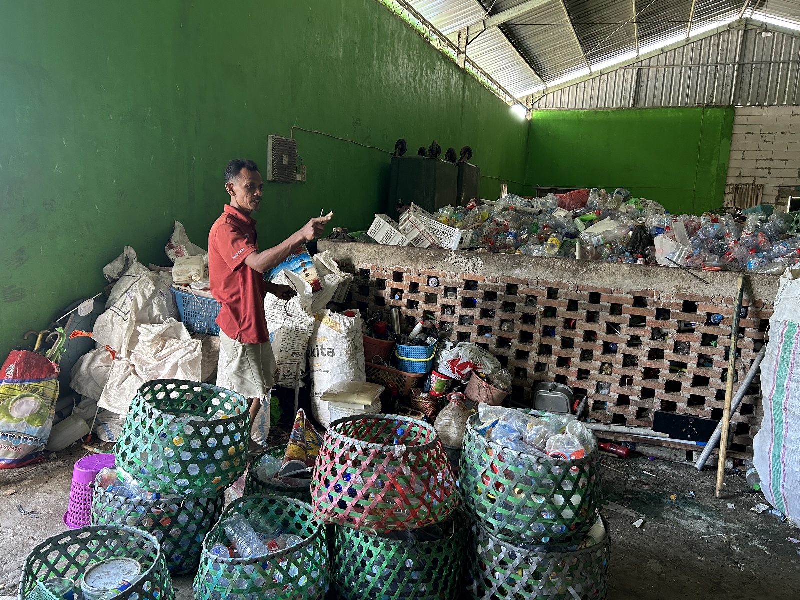 BELUM MERATA: Petugas TPS 3R di Jalan RE Marthadinata tengah mendaur ulang sampah plastik, Senin (20/5). (ZEINAL ABIDIN/JPRM)