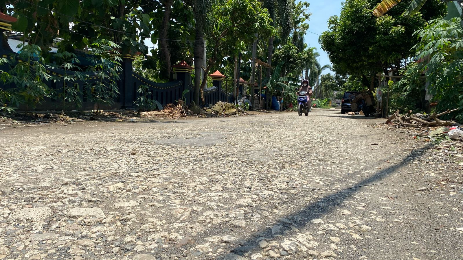 INFRASTRUKTUR: Pengendara motor melintas di akses jalan Perumahan Lavender, Kelurahan Mlajah, Rabu (6/3). (AYU LATIFAH/JPRM)