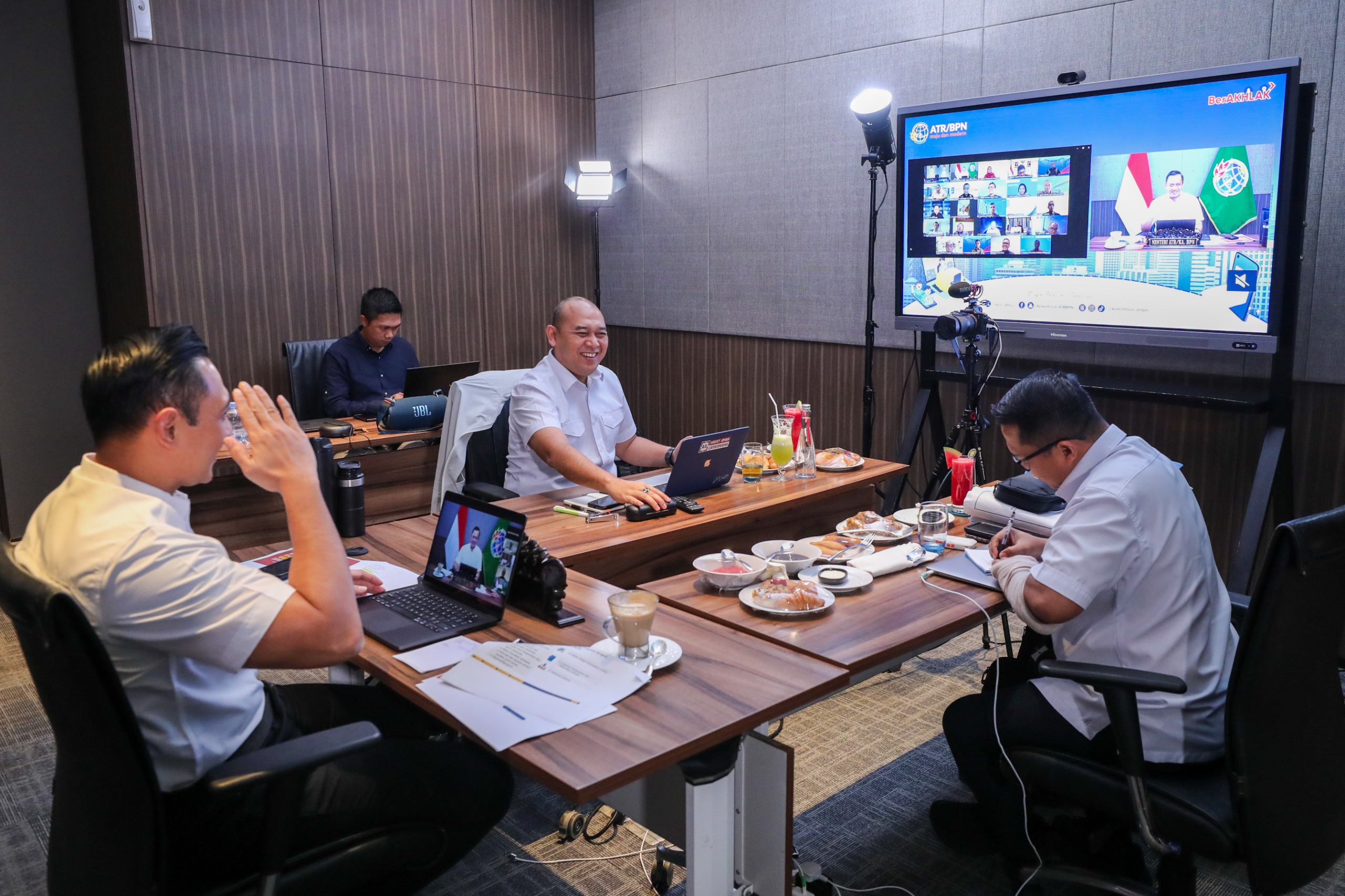 TINGKATKAN KINERJA: Menteri ATR/BPN Agus Harimurti Yudhoyono saat mengikuti rapat via zoom pada Jumat (24/5).
