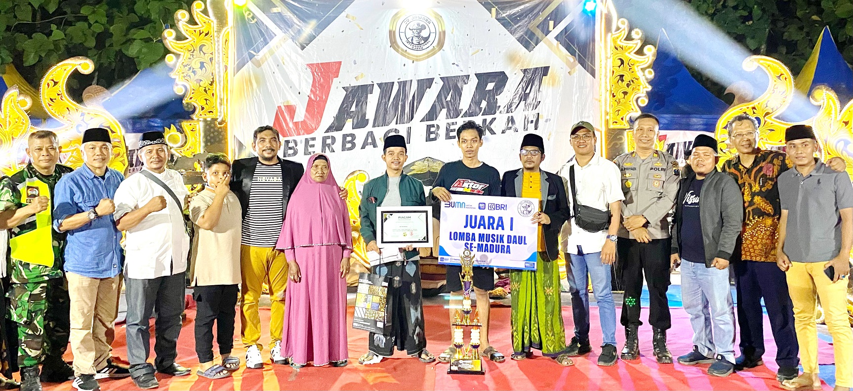 BANGGA: Pemenang lomba musik daul se-Madura berfoto dengan Owner CV Jawara Internasional Djaya Marsuto Alfianto dan tamu undangan pada Sabtu (25/5) malam.