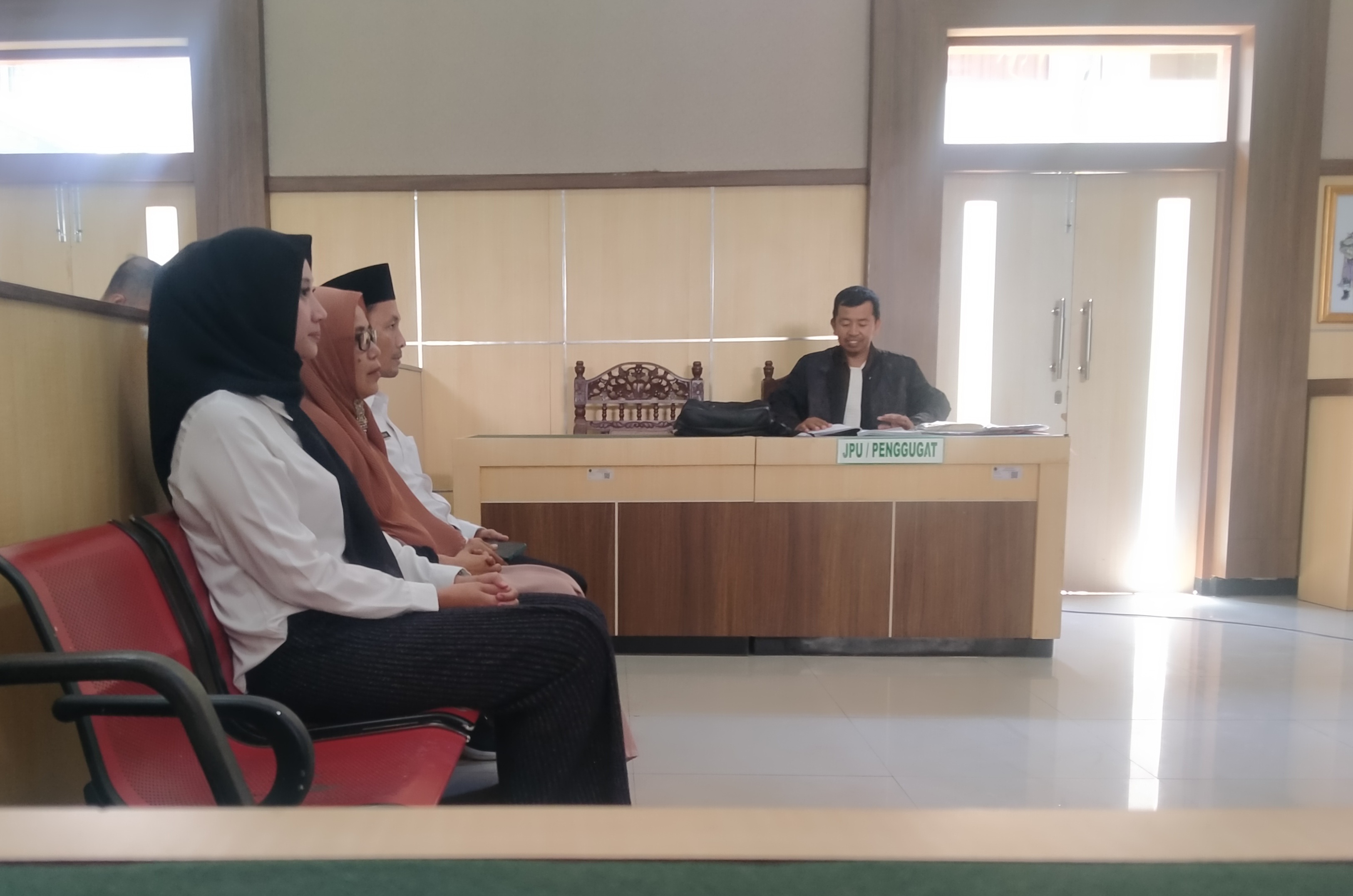 BERI KESAKSIAN: Tiga saksi dihadirkan dalam persidangan dugaan penipuan dengan terdakwa kasus Angga Lukman Hakim di Pengadilan Negeri Pamekasan, Senin (27/5). (MOH. IQBAL AFGANI/JPRM)
