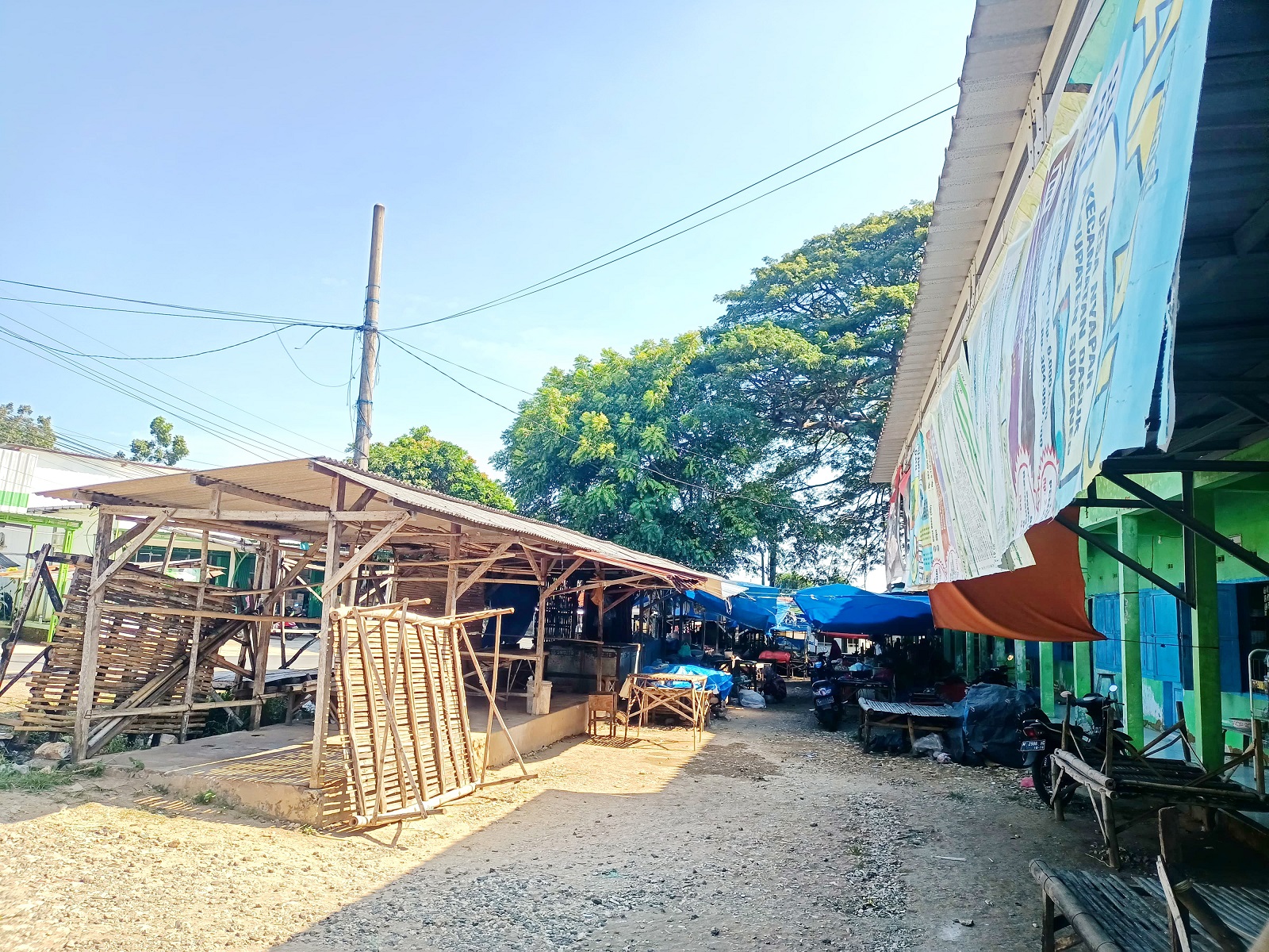 DUA PASAR HEWAN SEPI: Warga sedang beraktivitas di area Pasar Dasuk, Kecamatan Dasuk, yang dikelola Pemkab Sumenep, Minggu (26/5).