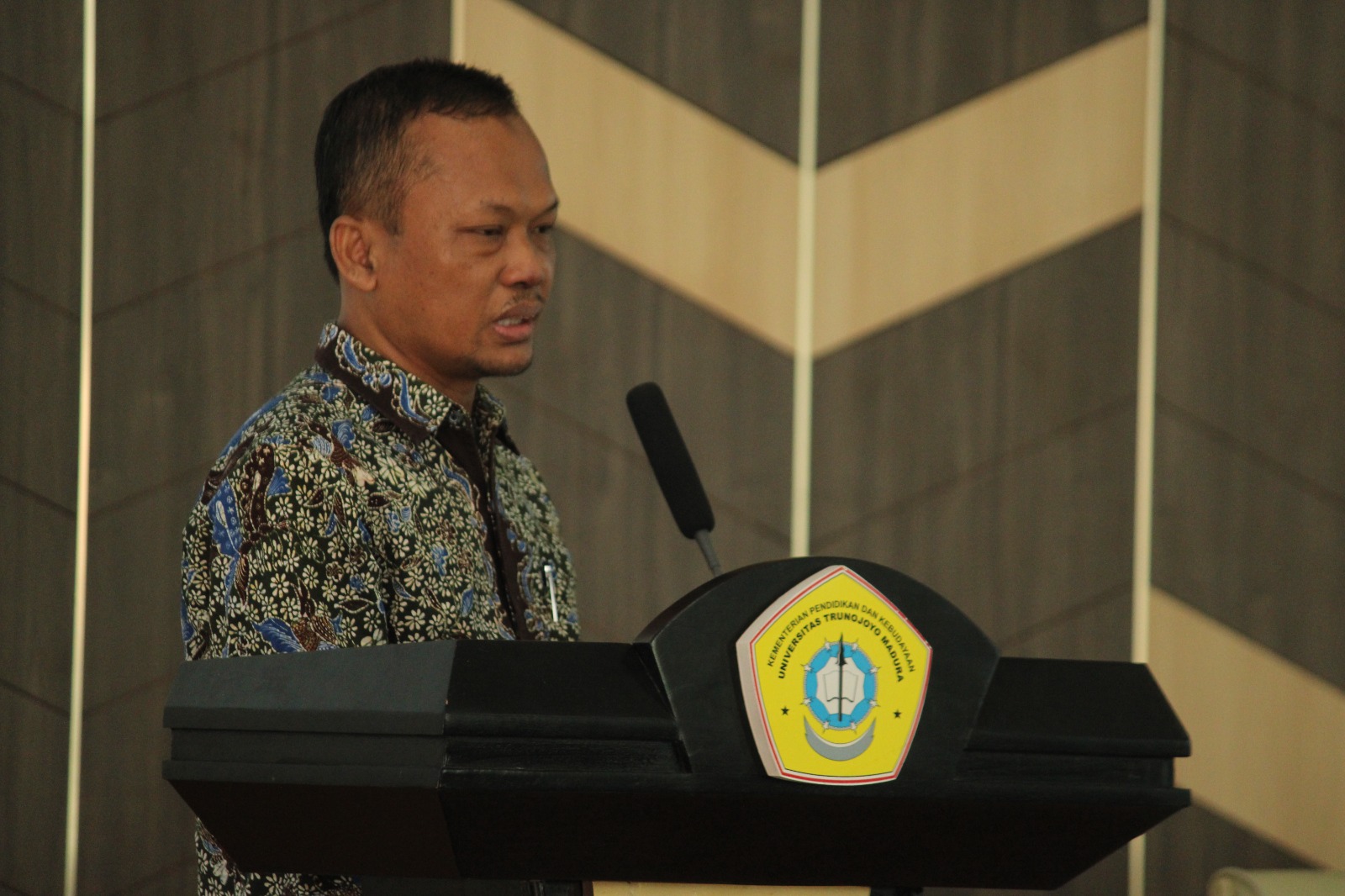 VISIONER: Rektor UTM Safi&rsquo; menyampaikan sambutan saat workshop strategi penyiapan visitasi akreditasi internasional program studi di lantai 10 Gedung Rektorat UTM, Selasa (26/3). (VIVIN AGUSTIN/JPRM)
