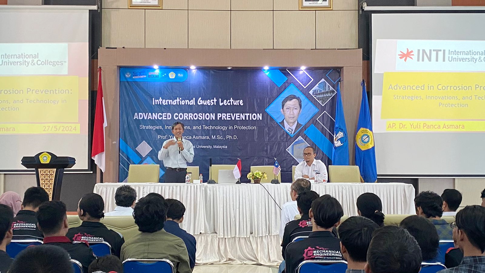 EDUKATIF: Prof. Yuli Panca Asmara, M.Sc., Ph.D. menyampaikan materi seminar internasional di lantai 10 Gedung Rektorat UTM Senin (27/5).