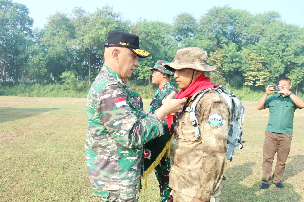 SDM PUDAM SUMBER SEJAHTERA: Pj Bupati Bangkalan Arief M. Edie memasang hasduk kepada peserta pelatihan character building di Yonif 503 Para Raider Kabupaten Mojokerto, Senin (27/5).