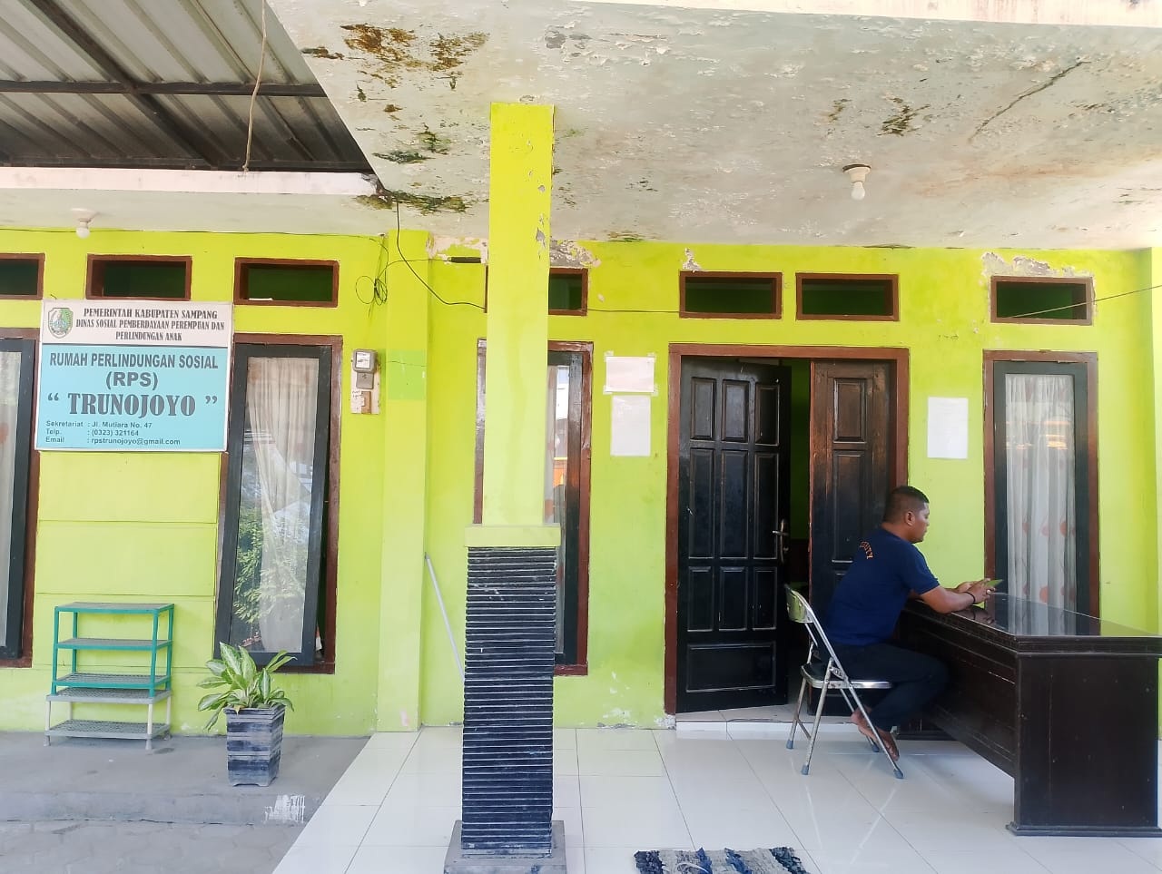 BERTUGAS: Petugas Rumah Penampungan Sementara Sampang berada di sekitar RPS Trunojoyo, Jumat (24/5). (UBAIDILLAHIR RA&rsquo;IE/JPRM)  &nbsp;
