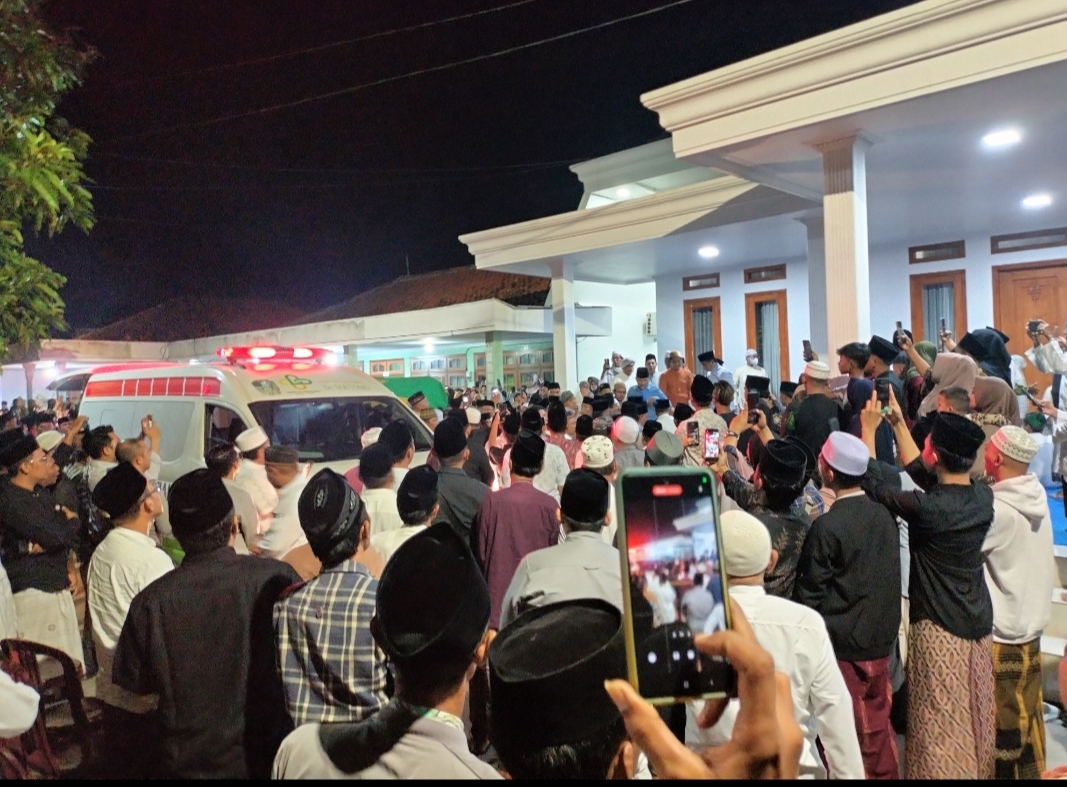 SESAK: Pihak keluarga dan masyarakat menyambut kedatangan jenazah Hj. Mimin Hariyati Slamet Junaidi di Kelurahan Karang Dalem, Sampang pada Selasa malam (28/5).