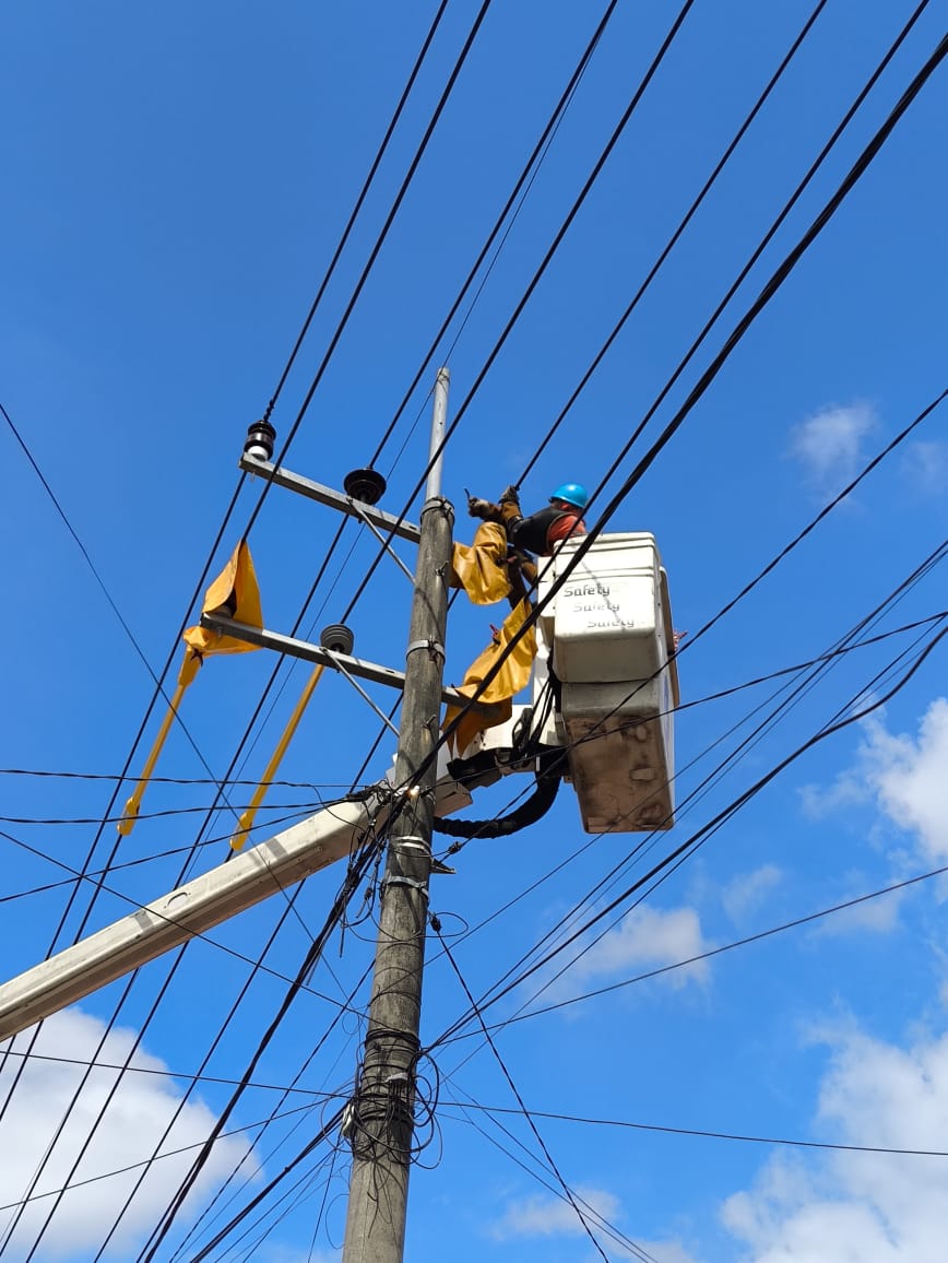 SAFETY: Petugas PLN sedang melakukan perbaikan.