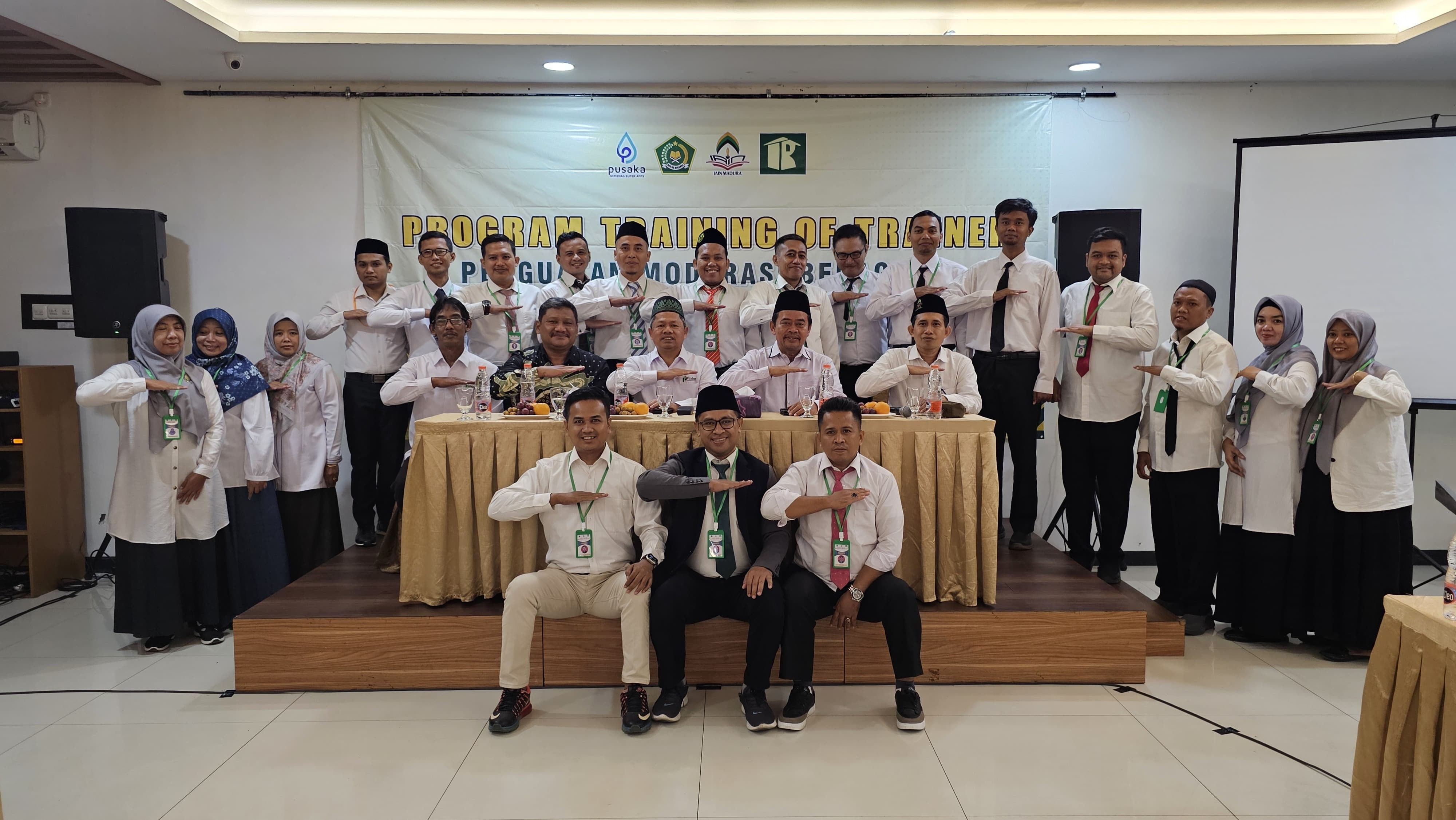 KOMPAK: Rektor IAIN Madura Dr. Saiful Hadi, M.Pd. (dua dari kanan di kursi) berfoto bersama setelah membuka kegiatan ToT Moderasi Beragama, Senin (27/5). (IAIN MADURA UNTUK JPRM)