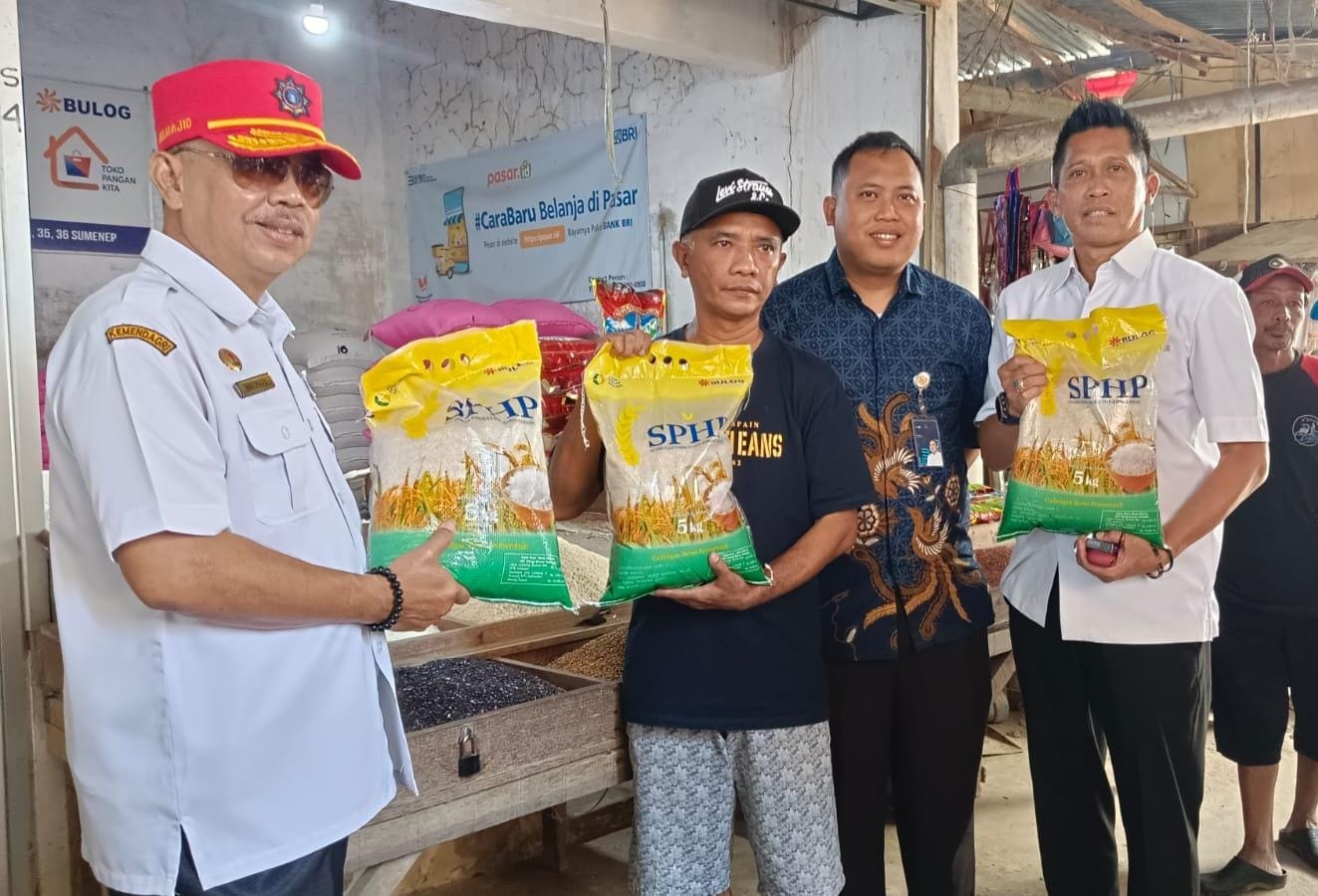 BERSINERGI: Kabag Perekonomian dan SDA Setkab Sumenep Dadang Dedy Iskandar (kanan) melakukan operasi pasar untuk mengendalikan inflasi.