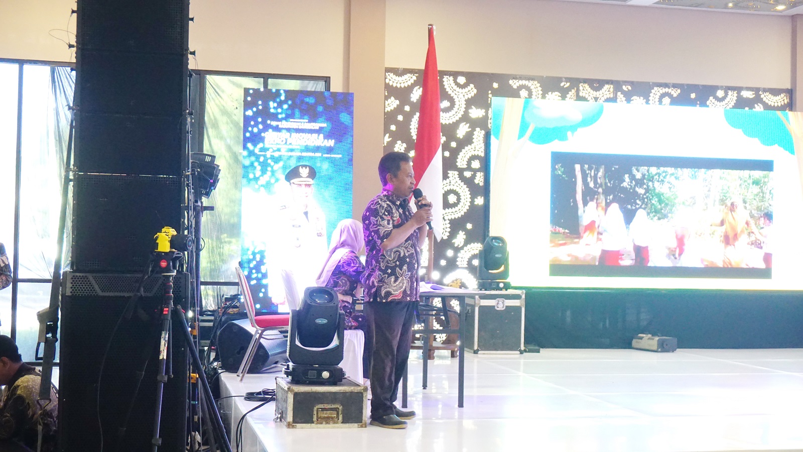 TINGKATKAN IID: Salah satu sekolah sedang memaparkan hasil inovasinya di Expo Pendidikan Bangkalan pada Jumat (3/5).