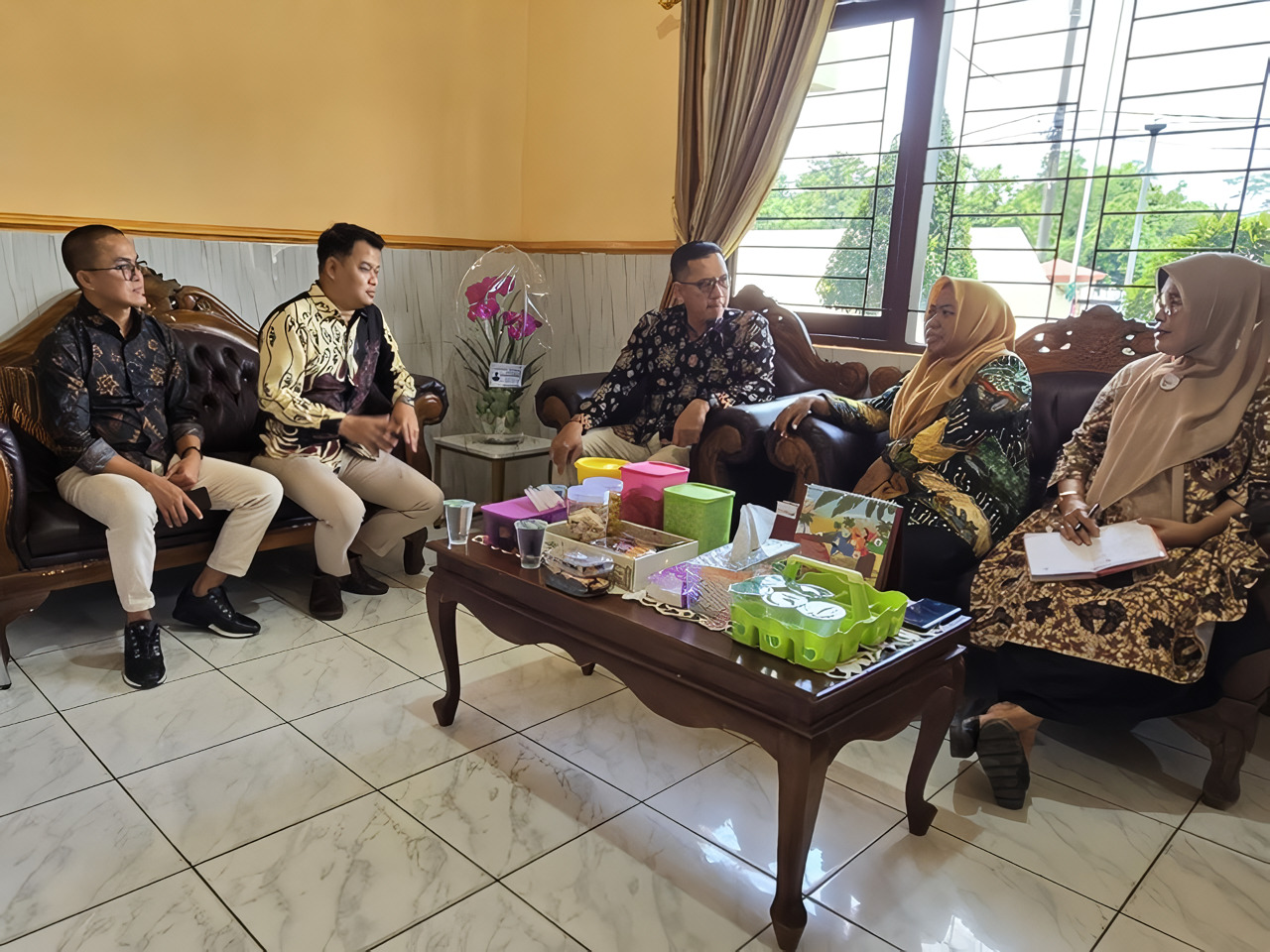 SALING DUKUNG: Kepala BPJS Kesehatan Cabang Pamekasan Nuzuludin Hasan (tengah) mengunjungi kantor Dinkes P2KB Sumenep, Jumat (3/5). (BPJS PAMEKASAN UNTUK JPRM)