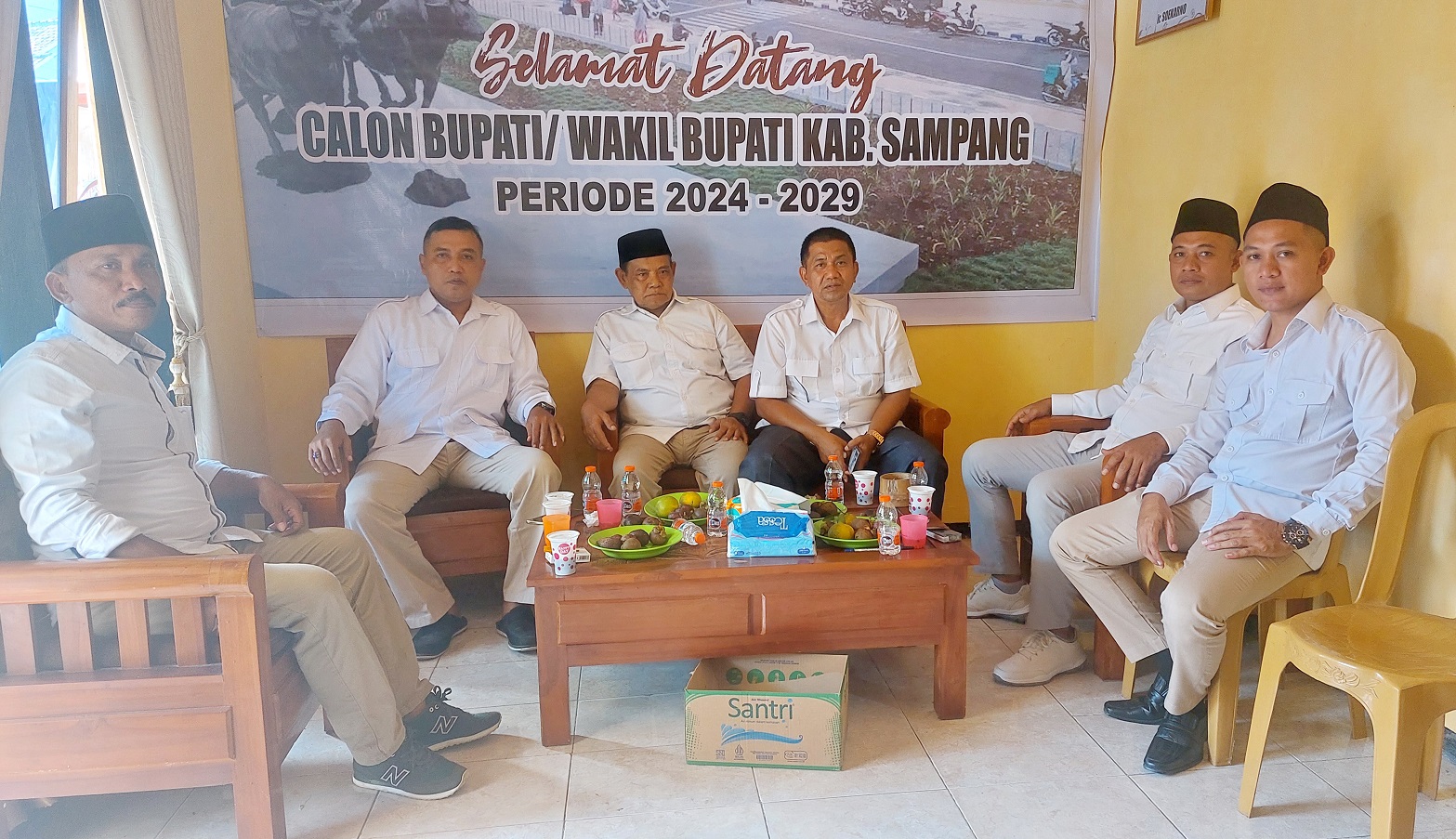 KOORDINASI: Pengurus DPC Partai Gerindra Sampang menunggu pendaftar calon Pilkada Sampang 2024, Selasa (28/5).