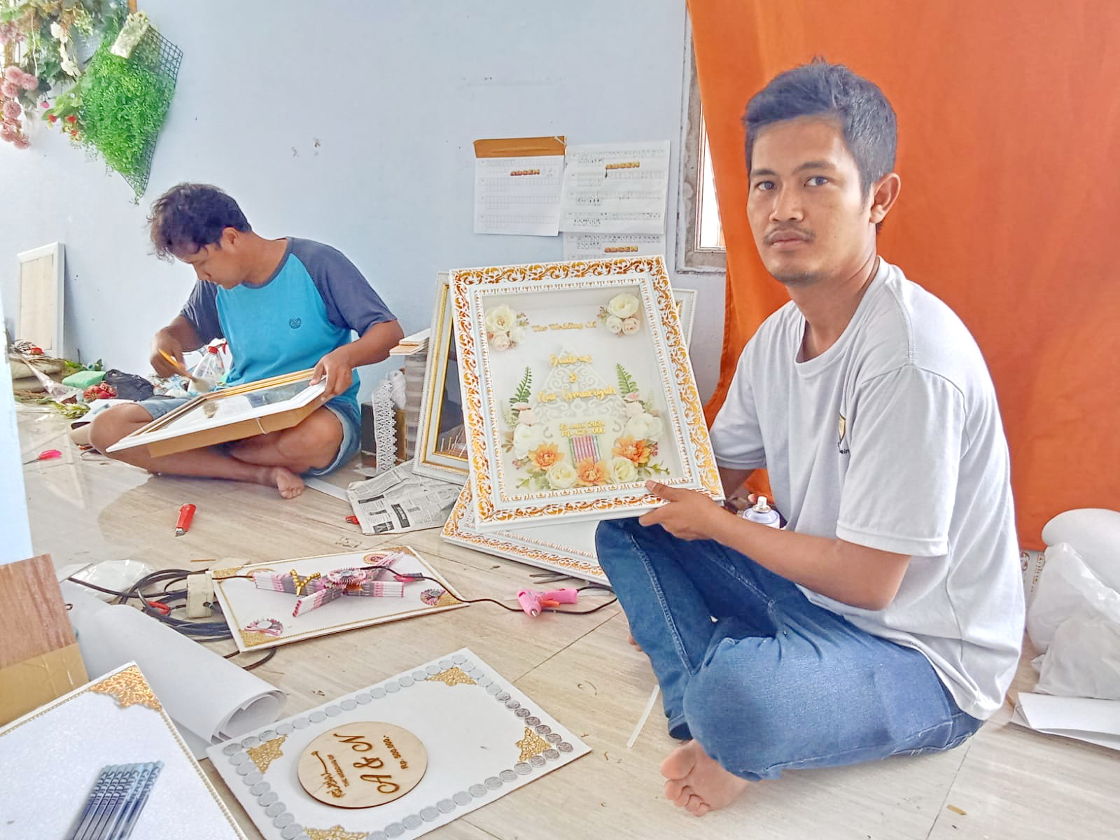 KREATIF: Devriansyah menunjukkan pigura mahar di rumahnya, Perumahan Wisma Pangeranan Asri, Kelurahan Pangeranan, Kecamatan Kota Bangkalan, Selasa (28/5). (AHZAMZAM ERENDY/JPRM)