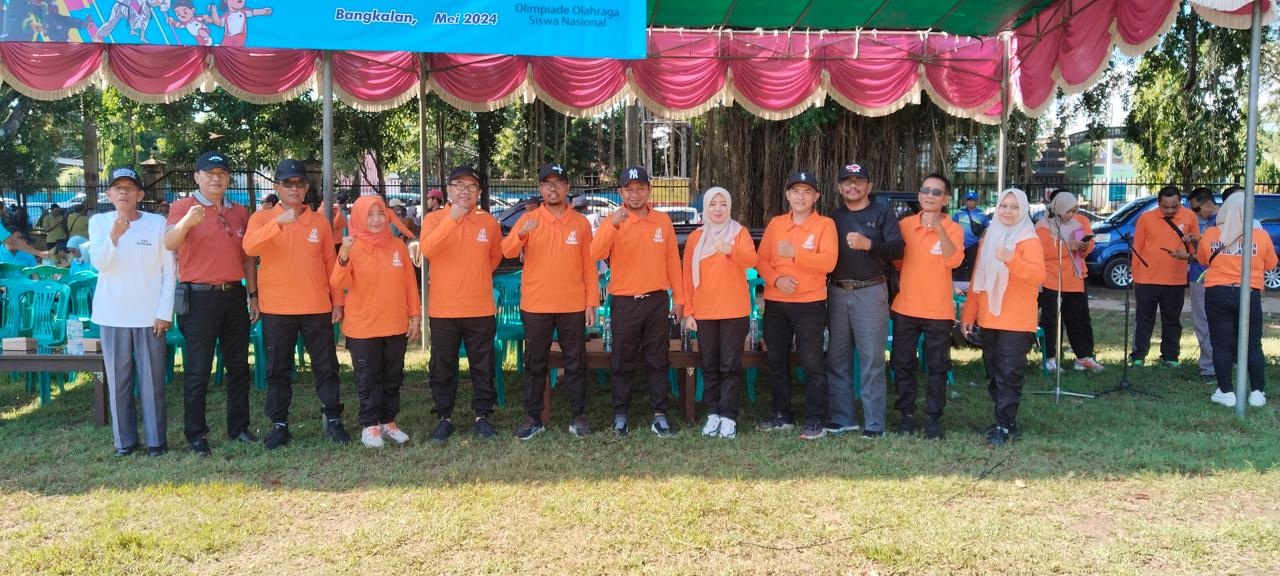 SOLID: Kepala Dispendik Bangkalan Muhammad Yakub (tujuh dari kanan) berfoto bersama pejabat struktural setelah pembukan O2SN di alun-alun, Rabu (23/5). (DISPENDIK BANGKALAN)