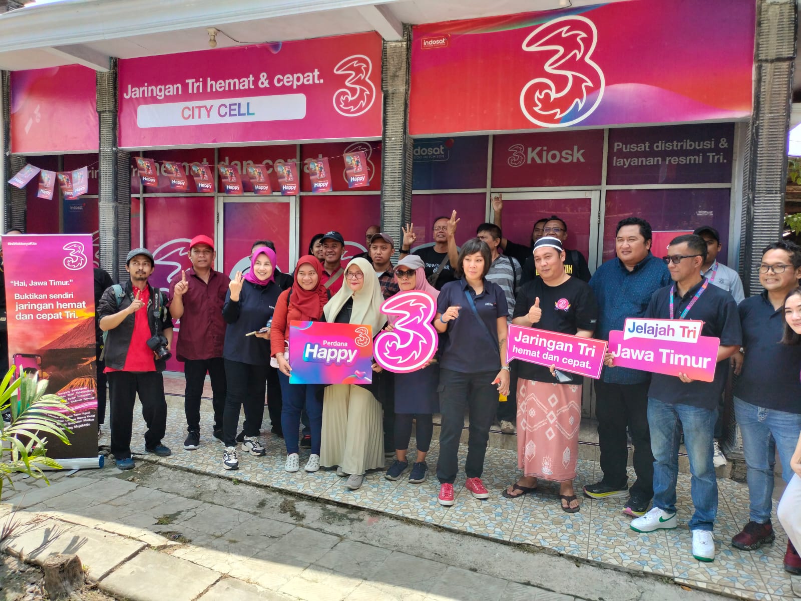 BERKEMBANG PESAT: Segenap crew dan pimpinan Indosat Ooredoo Hutchison berfoto bersama ouner 3Kiosk di Jalan Raya Torjun, Sampang.