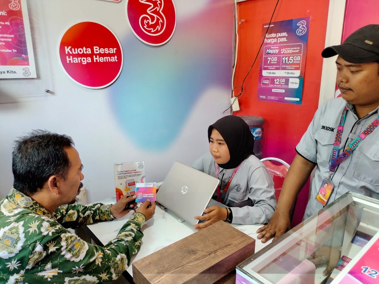 BERIPELAYANAN: Salah satu costomer mendapat layanan dari penjaga 3Kiosk di Torjun, Sampang.