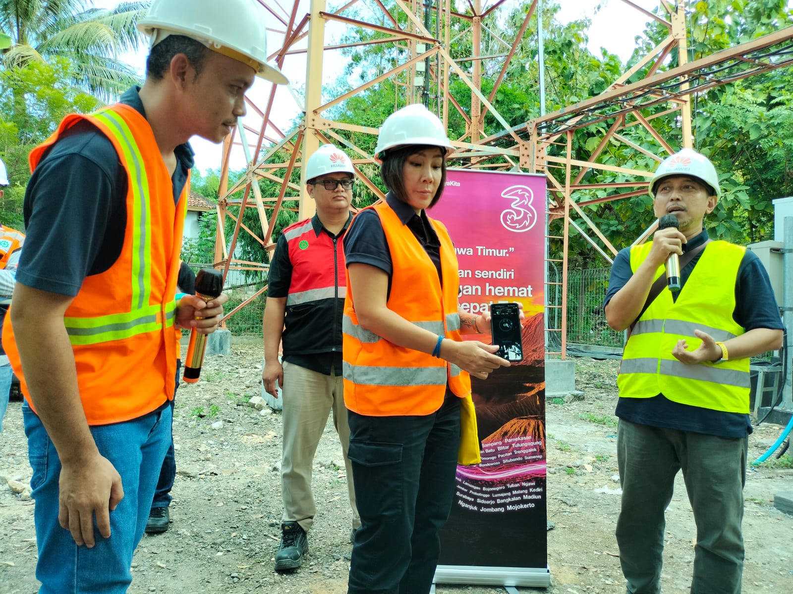 KECEPATAN TINGGI: SVP Head of Circle Java Indosat Ooredoo Hutchison, Elny Widjaja menunjukkan kecepatan jaringan 4G di Site Torjun, Sampang, Jawa Timur pada Rabu (29/5/2024)
