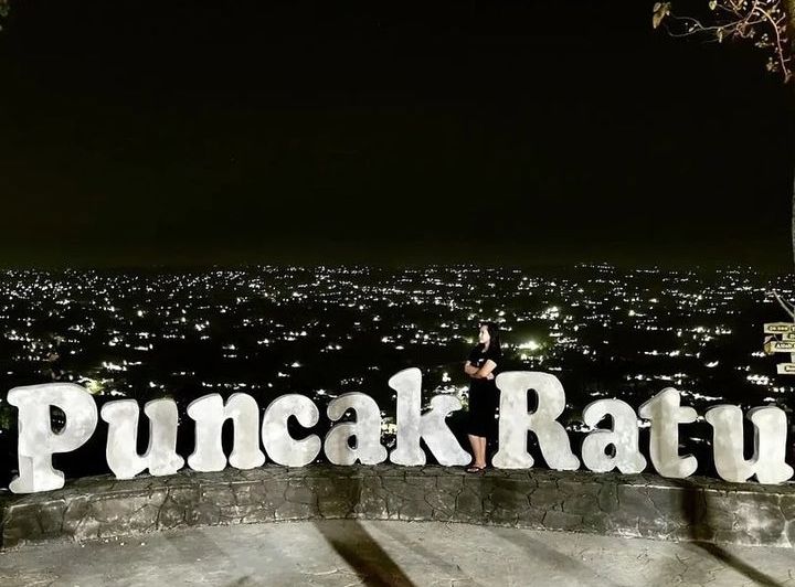 Potret City Light Puncak Ratu Pamekasan yang Menawan