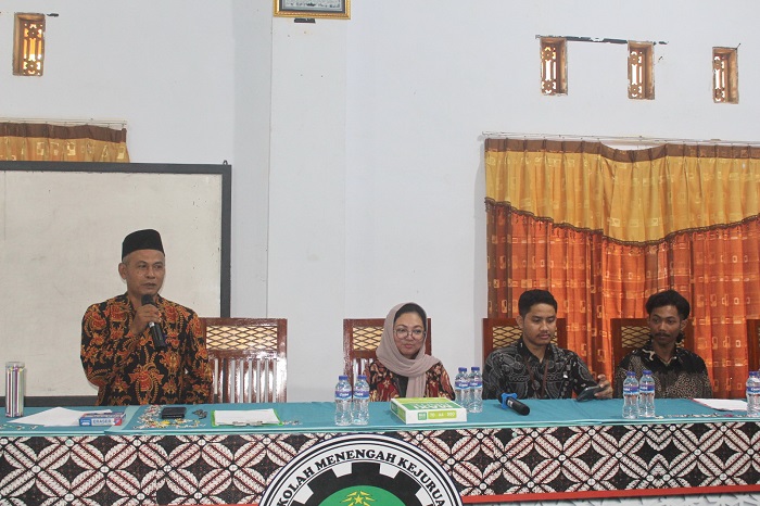 MEMBANGGAKAN: Kepala SMKS Muba Muniriyanto (pegang mik) saat menyampaikan sambutan dalam kegiatan psikotes murid magang ke Jepang di aula sekolah. (SMK MUBA UNTUK JPRM)