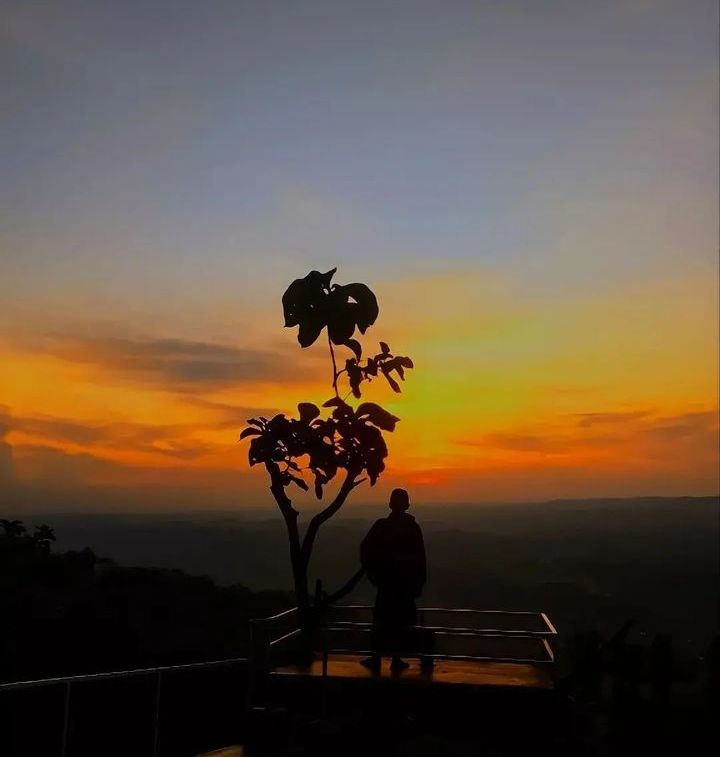 Potret Senja di Puncak Ratu Pamekasan yang Indah