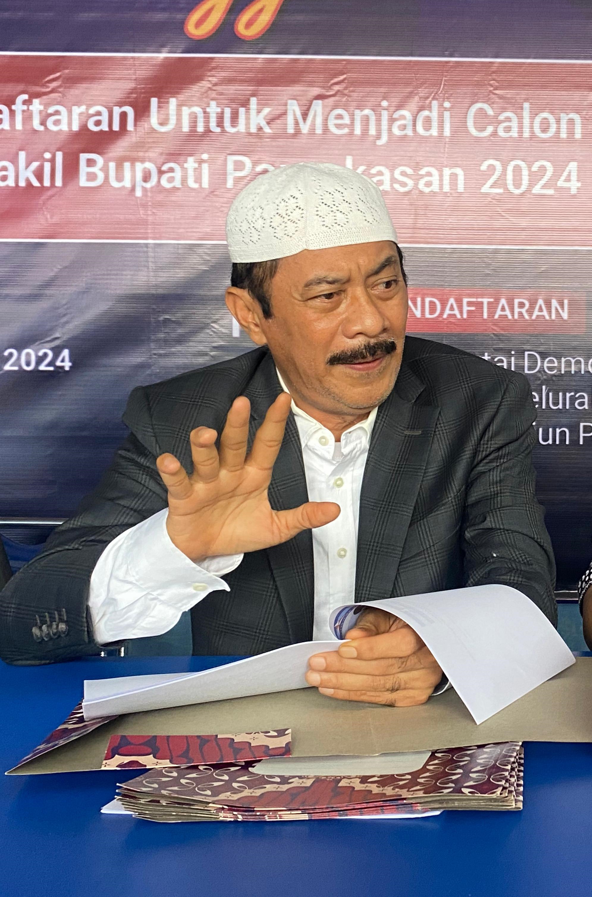 GALANG DUKUNGAN: Fattah Jasin mendatangi kantor DPC Demokrat untuk mendaftar sebagai bacabup, Kamis (25/4). (MOH. IQBAL AFGANI/JPRM)