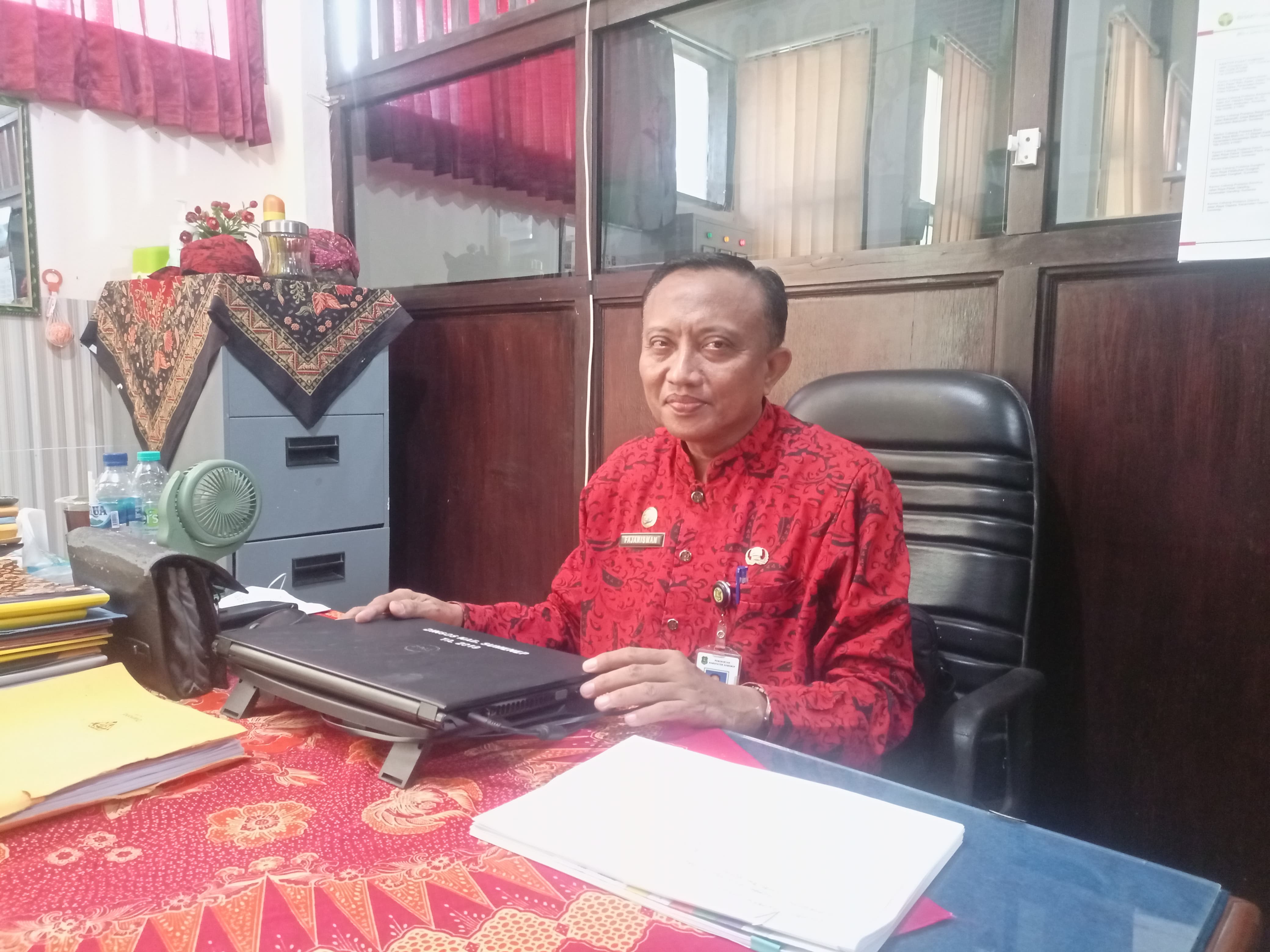 MEMAPARKAN: Kabid Rehabilitasi Sosial Dinsos P3A Sumenep Fajarisman ditemui di ruangannya, Jumat (31/5). (MOH. LATIF/JPRM)