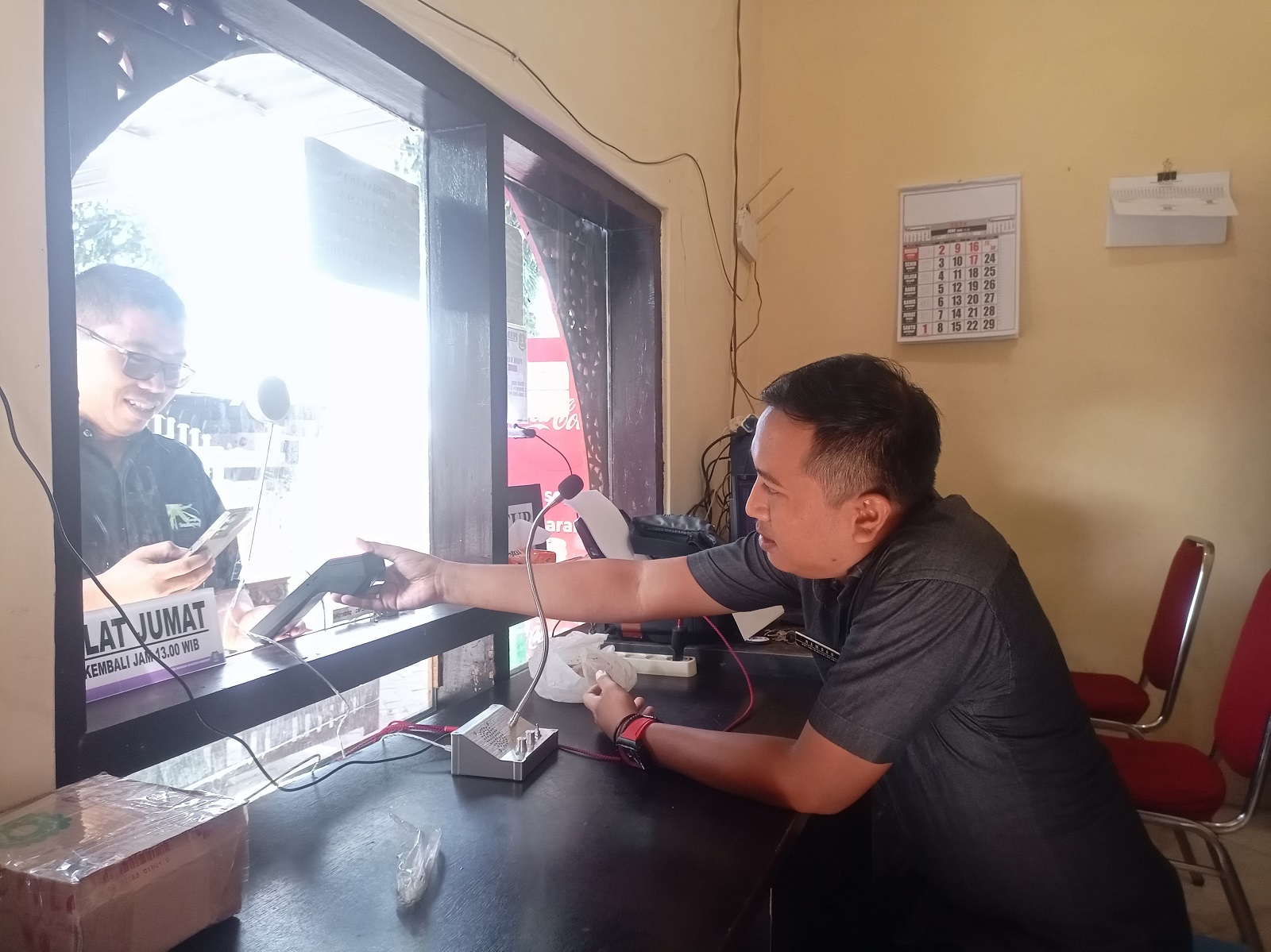 DISBUDPORAPAR TAK GAPTEK: Petugas Museum Keraton Sumenep melayani pengunjung dengan menggunakan QRIS Jumat (31/5).