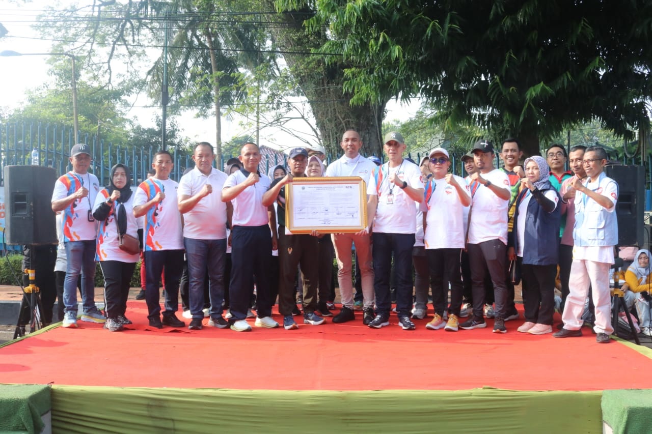 KOMITMEN BERSAMA: Pj Bupati Bangkalan Arief M. Edie (lima dari kanan) bersama jajarannya menunjukkan pakta integritas yang ditandatangani di depan Pendopo Agung, Minggu (2/6). (PROKOPIM UNTUK JPRM)