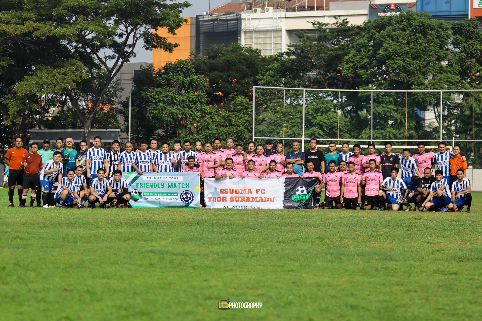 KOMPAK: Klub RSUDMA FC Sumenep (kanan) berfoto bersama klub PS Ilmu Bedah PPDS Bedah Umum RSUD dr Soetomo Surabaya (kiri) di lapangan sepak bola Bogowonto, Minggu (2/6). (RSUD MOH. ANWAR SUMENEP)