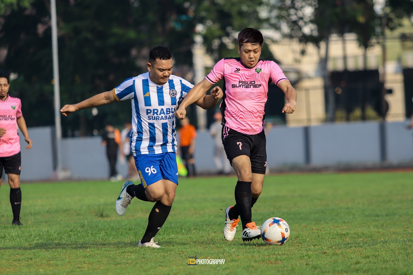 BERSEMANGAT: Pemain klub RSUDMA FC Sumenep (jersi pink) berusaha menggiring bola saat menggelar pertandingan dengan klub PS Ilmu Bedah PPDS Bedah Umum RSUD dr Soetomo Surabaya.