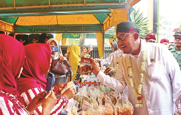 MERAKYAT: Bupati Sumenep Achmad Fauzi Wongsojudo (kanan) saat melihat produk UMKM di acara Pameran Lukisan Masa Kejayaan di Hotel Suramadu, Desa Kolor, Kecamatan Kota, pada 2023. (MOH. IQBAL/JPRM)