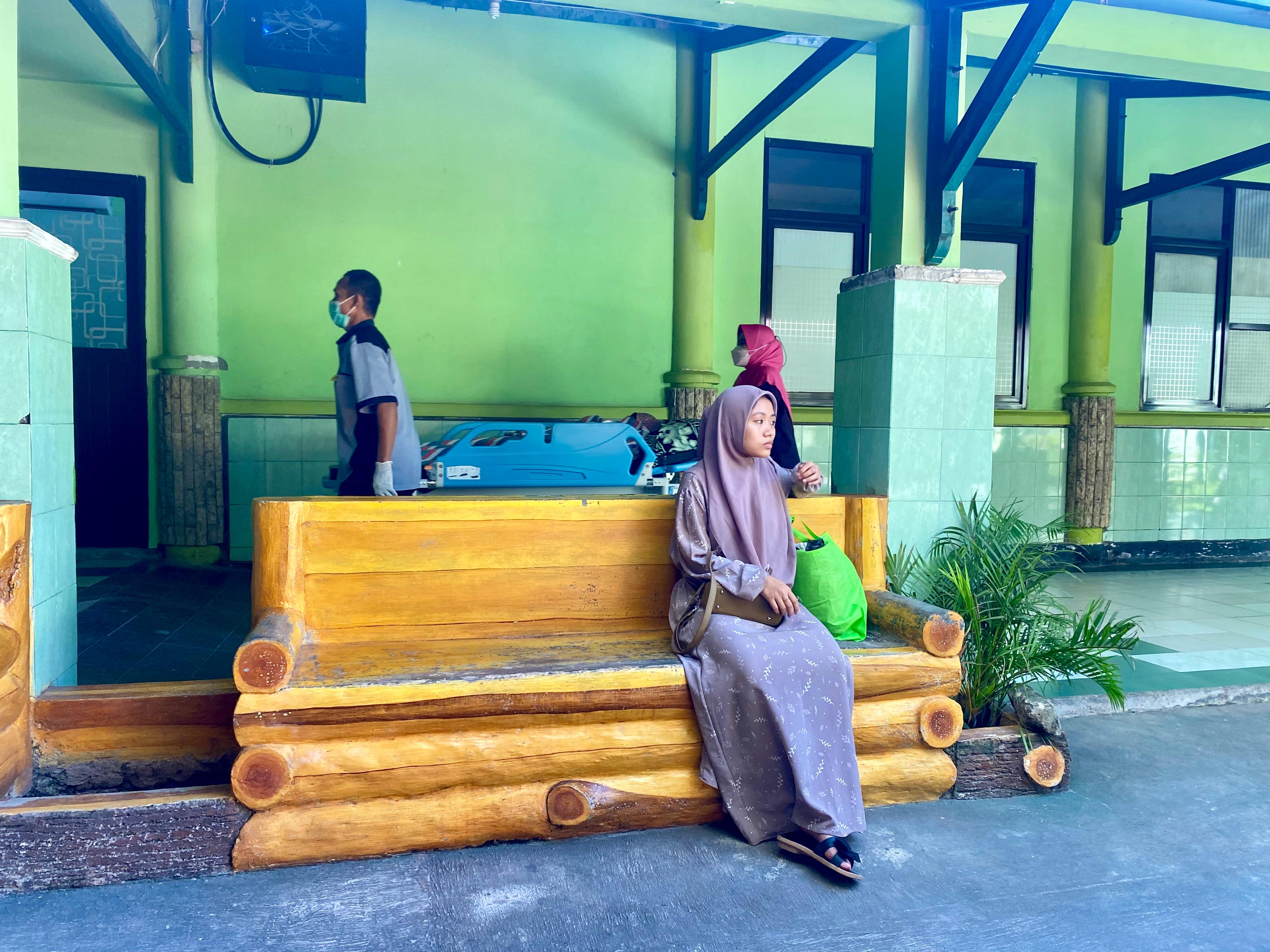 FASKES MILIK PEMERINTAH: Pengunjung berada di halaman RSUD Smart Pamekasan, Jumat (3/5). (MOH. IQBAL AFGANI/JPRM)