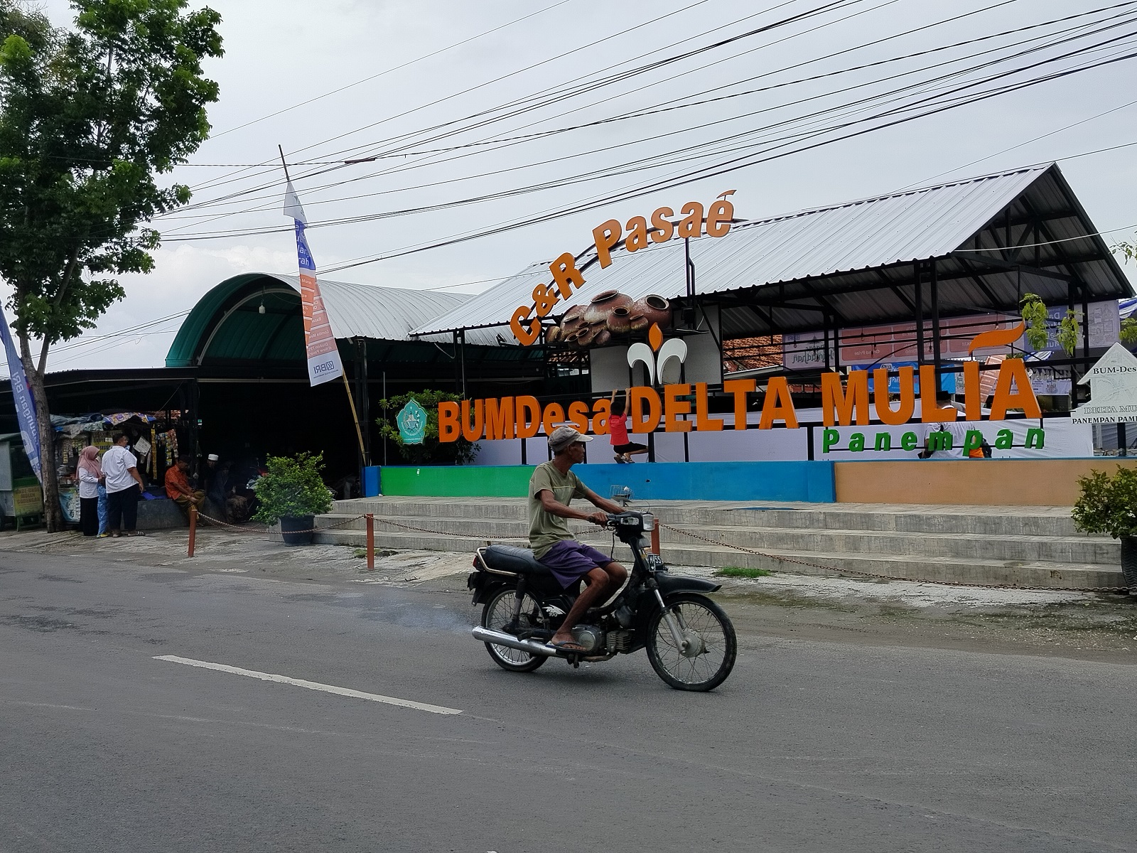 DPMD GELAR PELATIHAN: Pengendara melintas di depan BUMDes Delta Mulia di Desa Panempan, Kecamatan Pamekasan, Rabu (13/3).