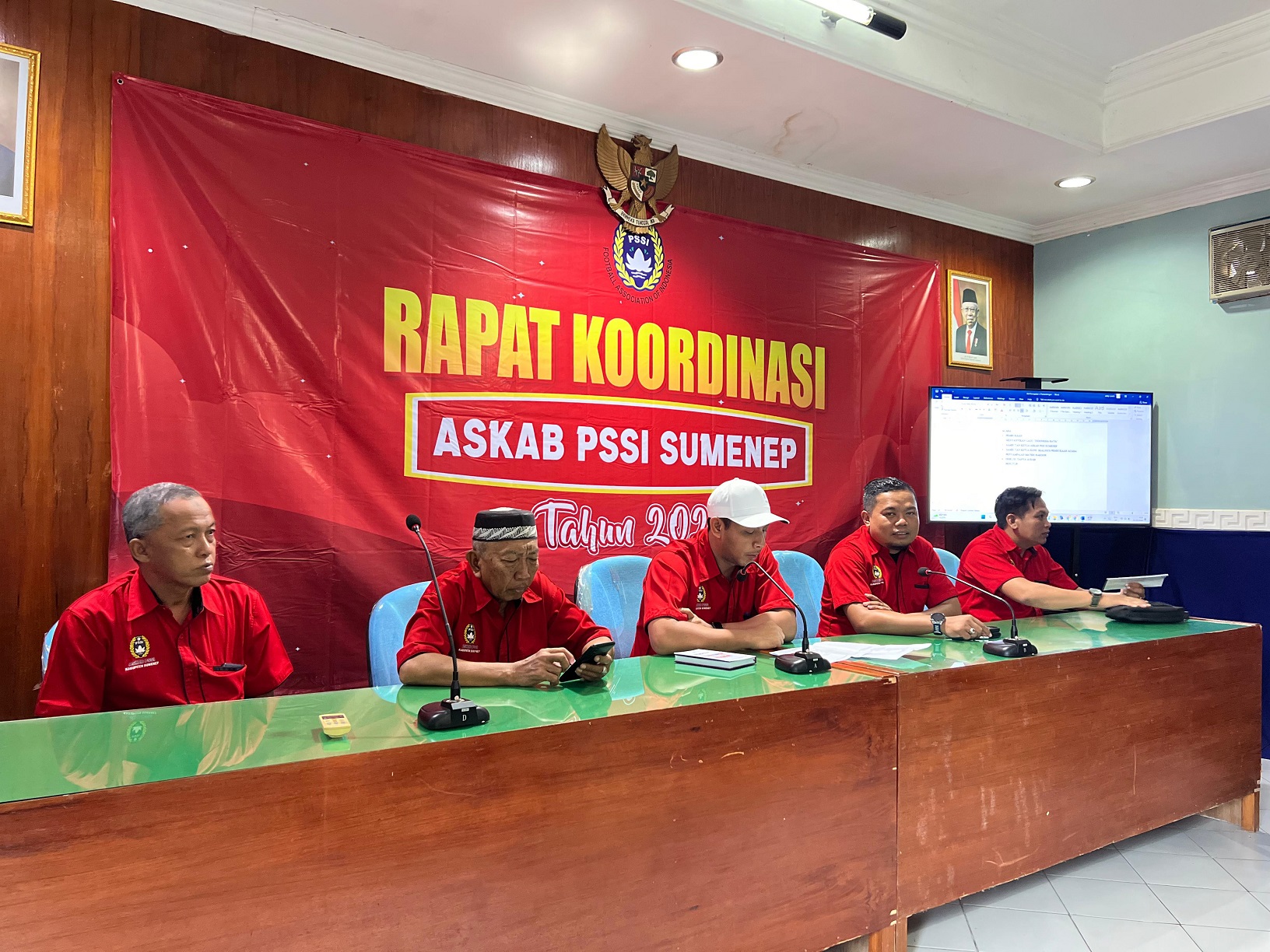 MATANGKAN PERSIAPAN: Ketua Askab PSSI Sumenep Febmi Noerdiansyah (tengah) memimpin Rakor 2024 di aula kantor PDAM Sumenep, Sabtu (5/2).
