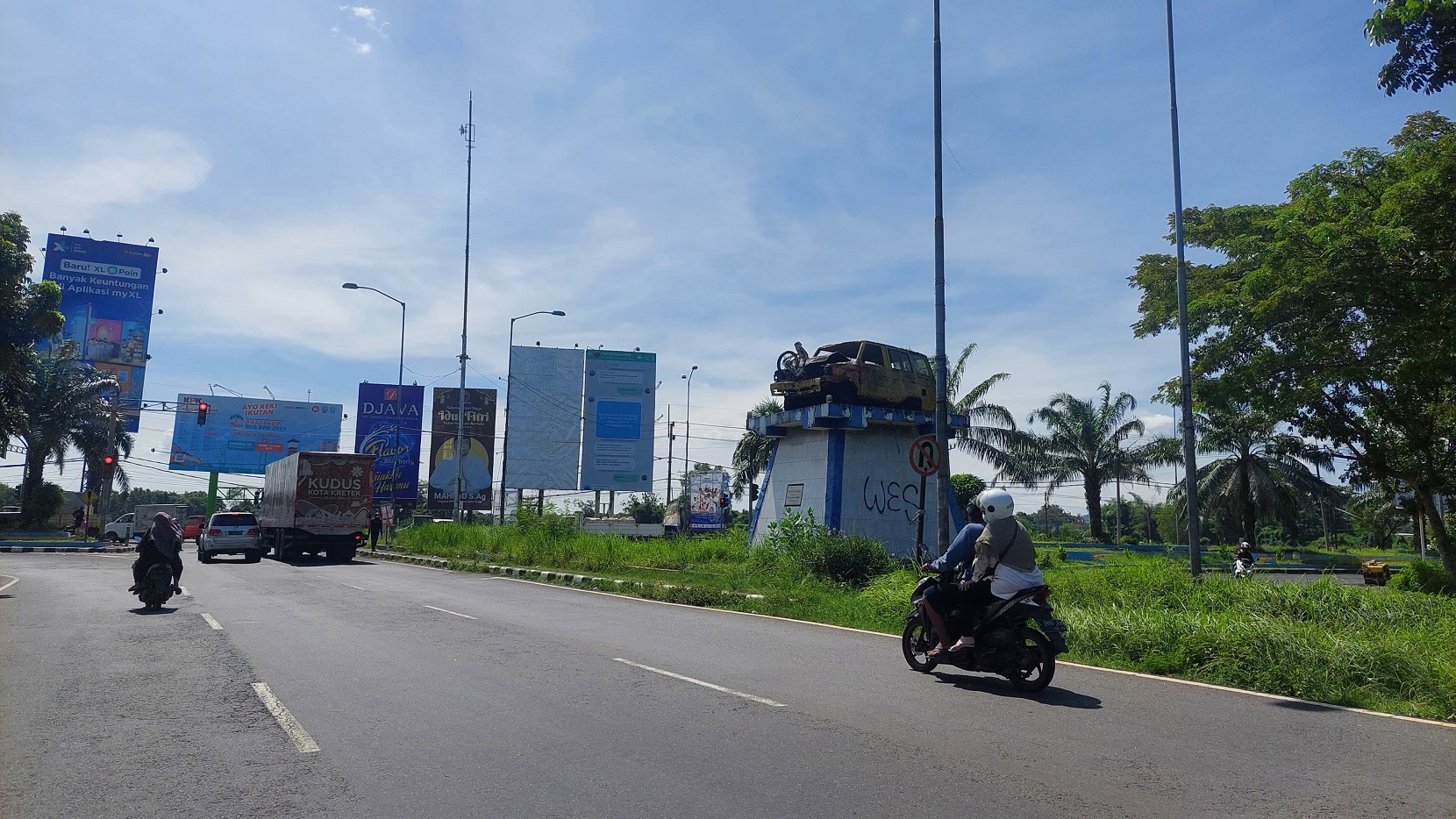 PJU SERING MATI: Kendaraan lalu lalang di ruas jalan nasional, Tangkel, Bangkalan, Senin (3/6).