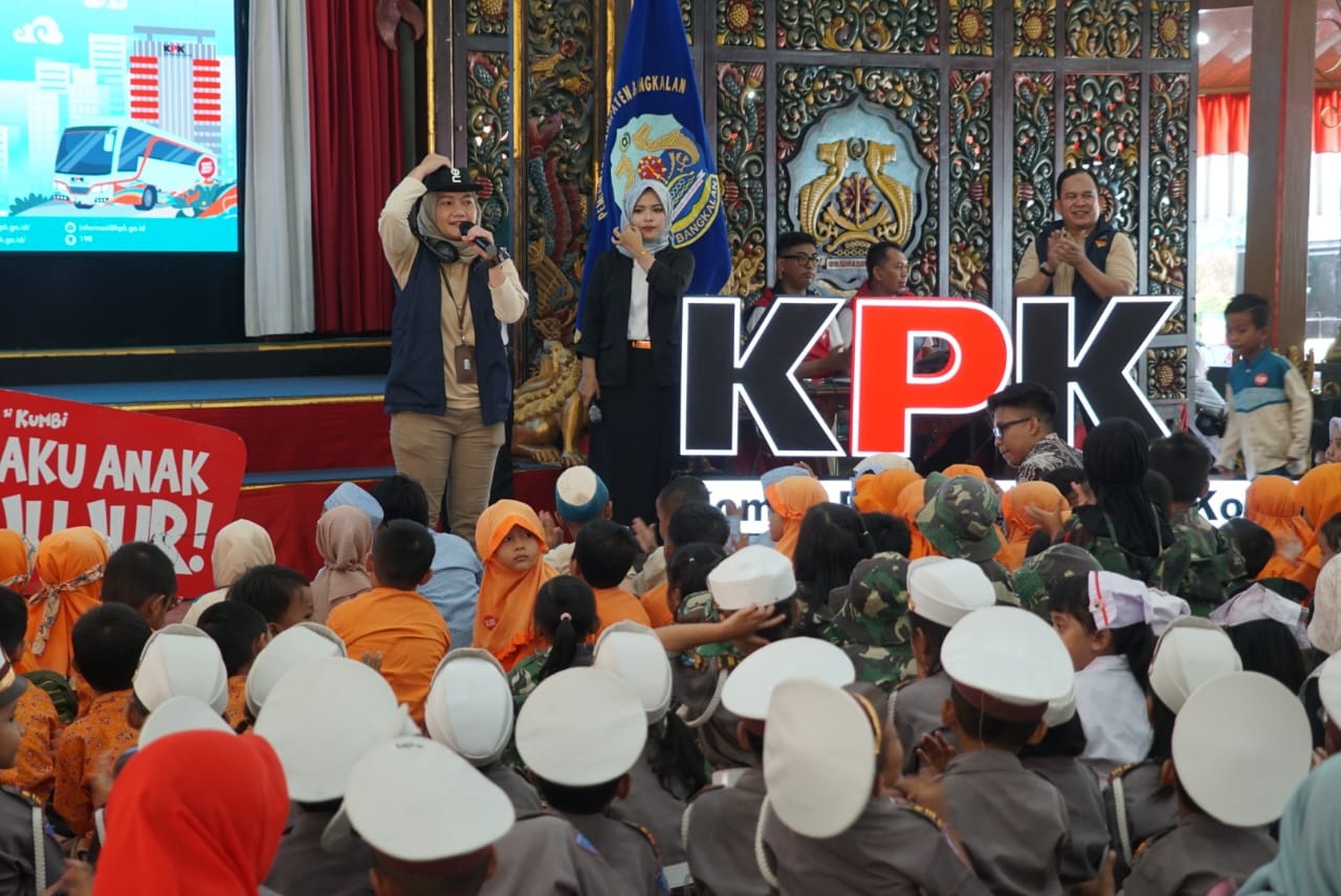 EDUKATIF: Siswa PAUD mengikuti edukasi antikorupsi yang dilaksanakan KPK RI di Pendopo Agung, Bangkalan Jumat (31/5). (PROKPIM BANGKALAN UNTUK JPRM)