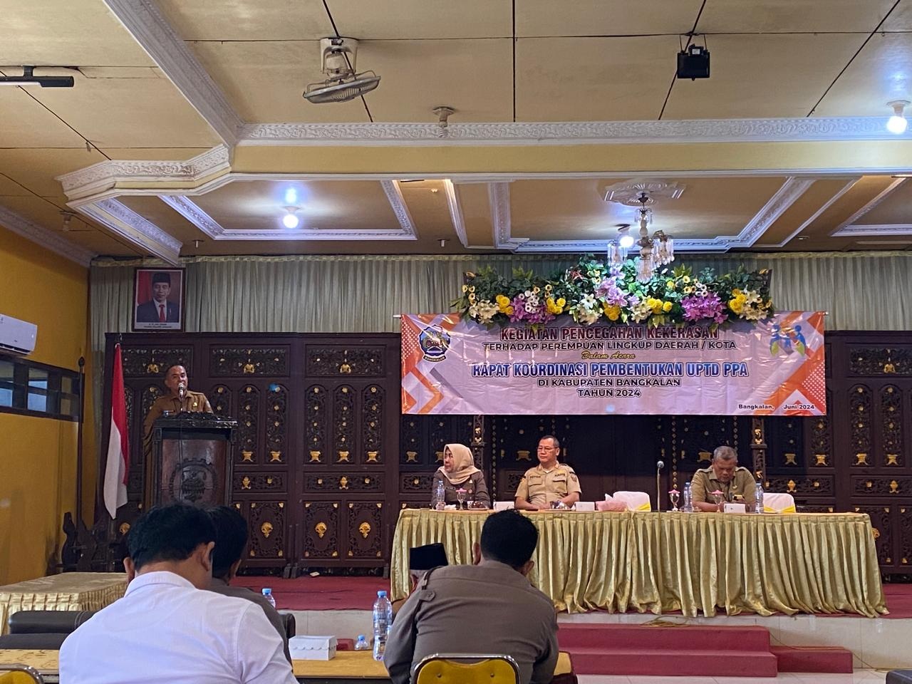 DUKUNG PENUH: Sekkab Bangkalan Moh. Taufan Zairinsjah menyampaikan sambutan dalam rakor pembentukan UPTD PPA di Gedung PKPRI Bangkalan, Senin (3/6). J