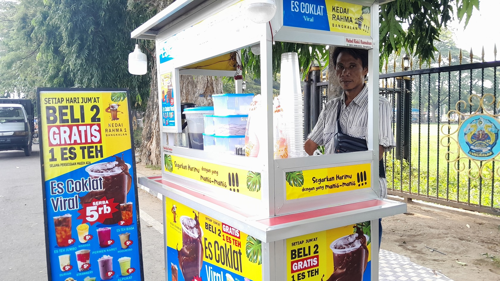 UPAYA DISKOP UM: Pelaku usaha mikro berjualan di Alun-Alun Paseban, Bangkalan, Rabu (3/6).