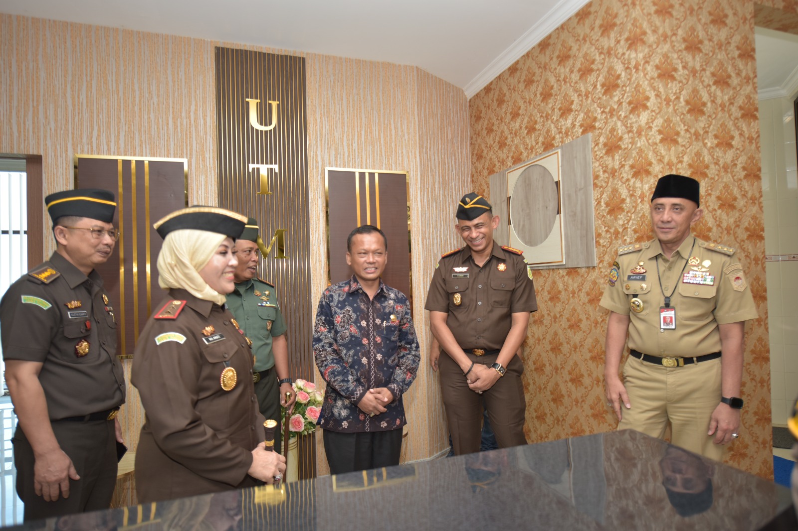 SINERGISITAS: Kepala Kejati Jatim Dr. Mia Amiati berbincang dengan Rektor UTM Safi