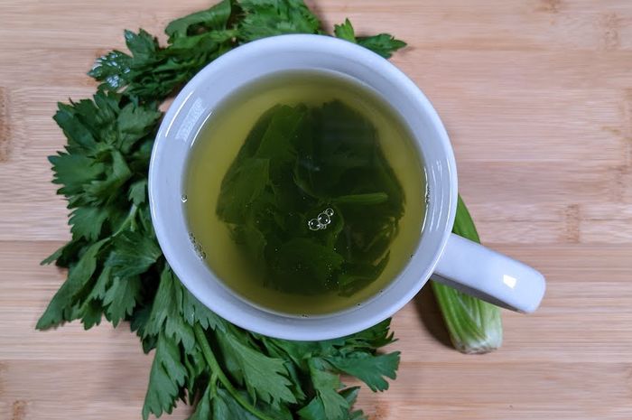 manfaat air rebusan daun seledri. (Youtube.com: Friday Friendly Kitchen)