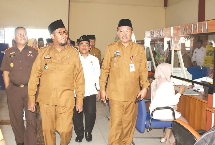 TURUN LANGSUNG: Bupati Sumenep Achmad Fauzi Wongsojudo (tengah) saat meninjau pelayanan di MPP Selasa (4/6). (MOH. IQBAL/JPRM)