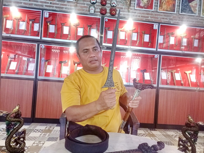 WARISAN LELUHUR: Pemilik Helmi Art Museum menunjukkan salah satu pusaka yang berhasil dia pulangkan ke Sumenep, Sabtu (1/6). (MOH. LATIF/JPRM)